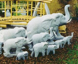 Elefant mit erhobenem Rüssel, Höhe 20 - 90 cm